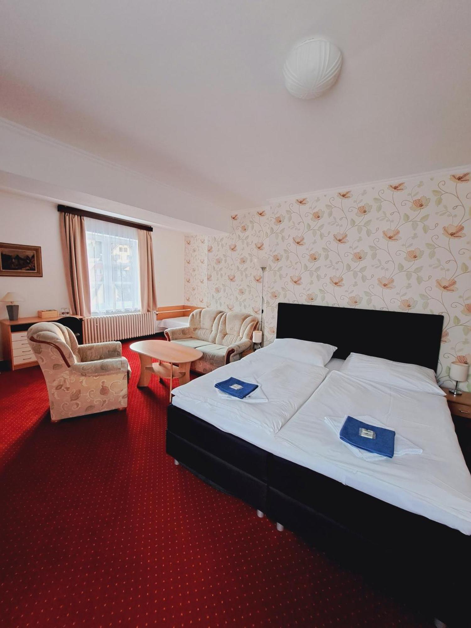 טאנבאלד Hotel Grand מראה חיצוני תמונה