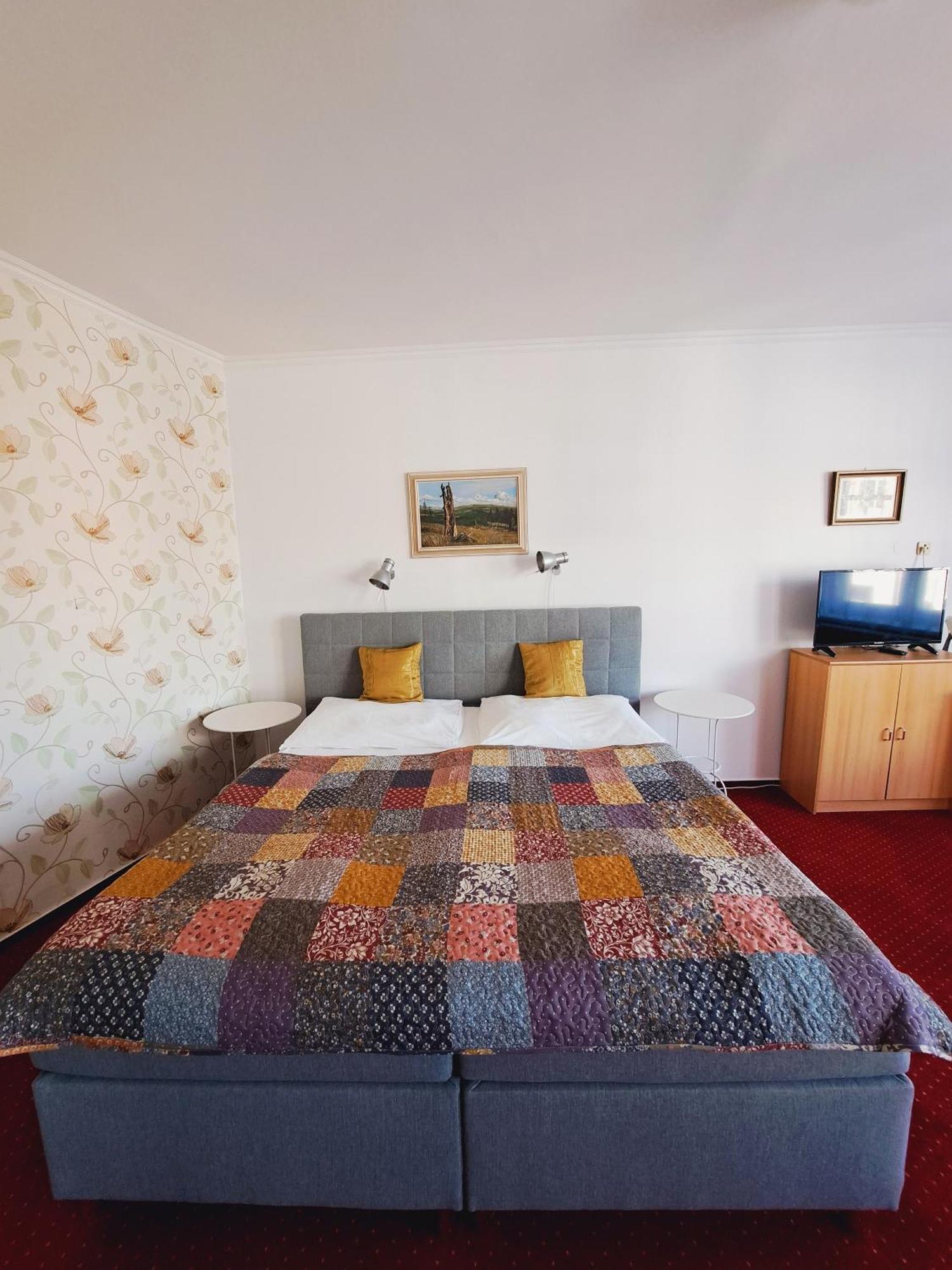 טאנבאלד Hotel Grand מראה חיצוני תמונה